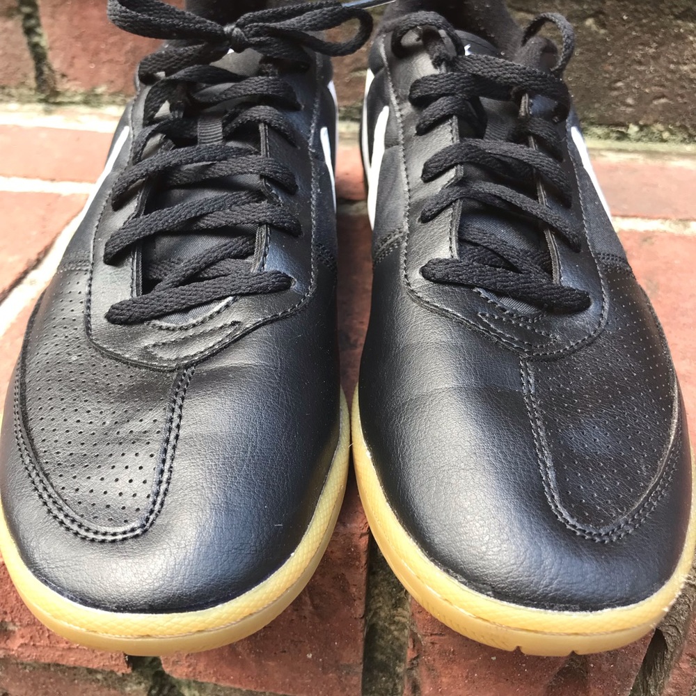 Nike Davinho indoor soccer shoe